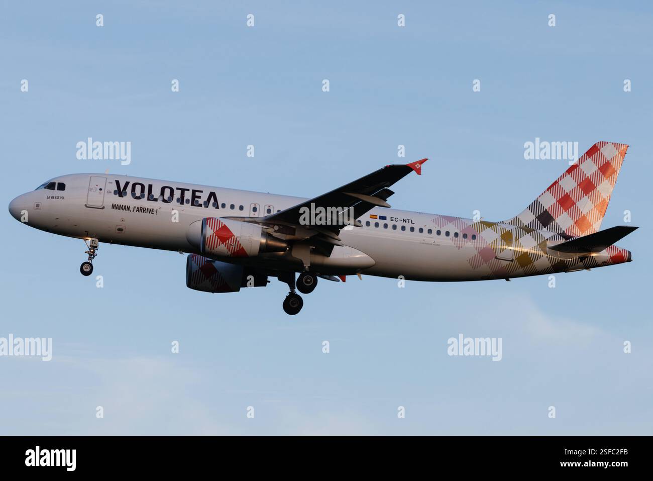 Der Airbus A320-216 A320 der Fluglinie Volotea V7 / VOE mit der Registrierung EC-NTL MSN: 03846 landet am Flughafen Hamburg Airport EDDH/HAM. Hamburg Deutschland *** Airbus A320 216 A320 der Fluggesellschaft Volotea V7 VOE mit Registrierung EC NTL MSN 03846 landet am Flughafen Hamburg EDDH HAM Hamburg Deutschland Stockfoto