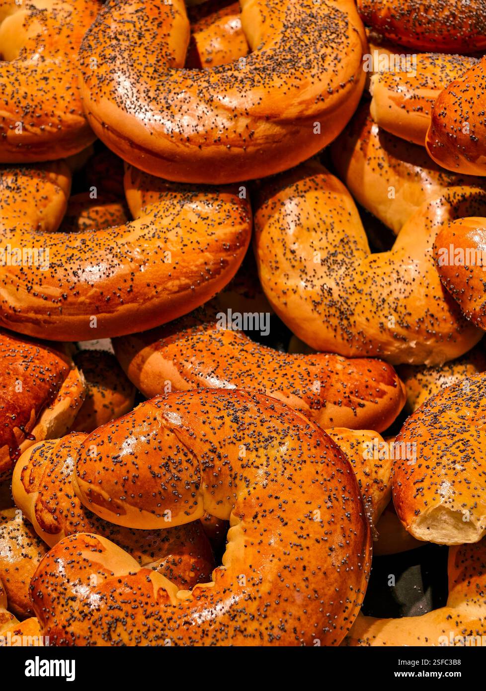 Gebackene Bagels mit Mohn und Sesamsamen aus der Nähe Stockfoto