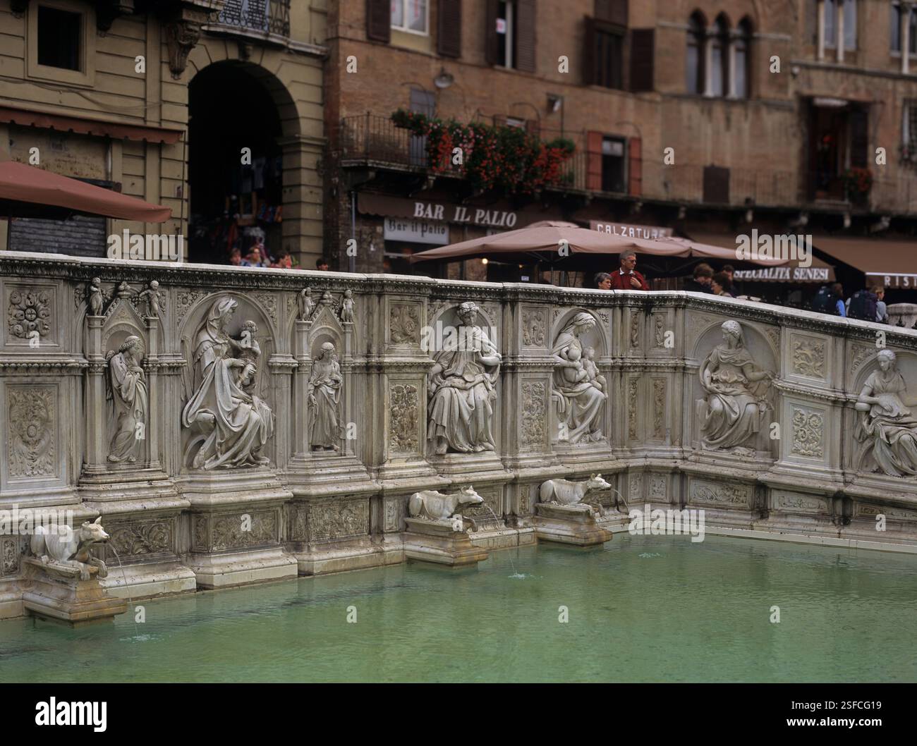 Rückwand des Fonte Gaia auf der Piazza del Campo, Siena, Toskana, Italien, wo Originalstatuen, wie die Jungfrau und das Kind flankiert von Engeln und die Kardinaltugend der Gerechtigkeit, wurden Mitte des 19. Jahrhunderts durch minderwertige Kopien ersetzt. Stockfoto
