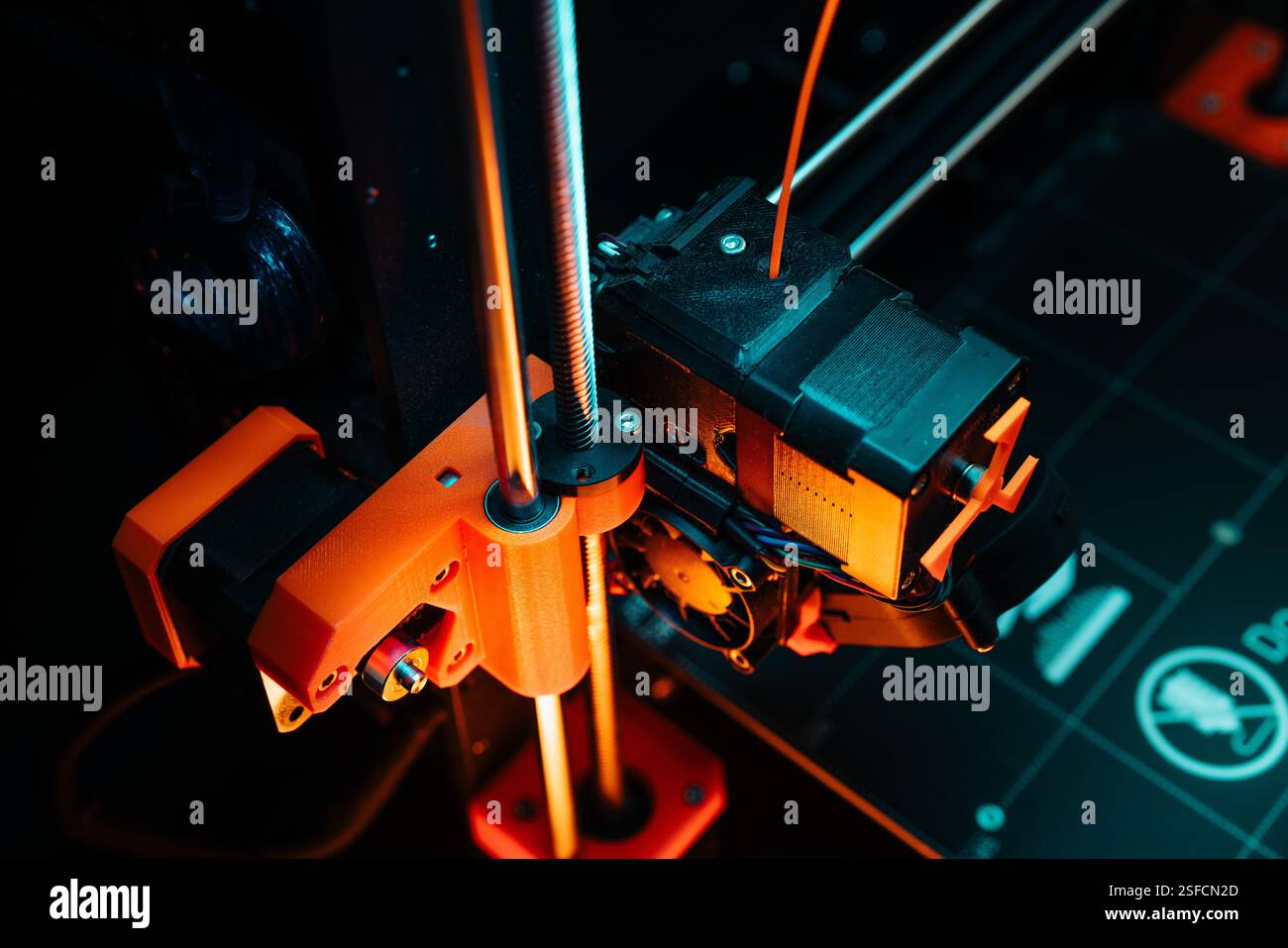 3D-Druckerteile Extruder isometrische Ansicht orangefarbene Elemente Symbole für Heizplatten Prototypendesign Stockfoto