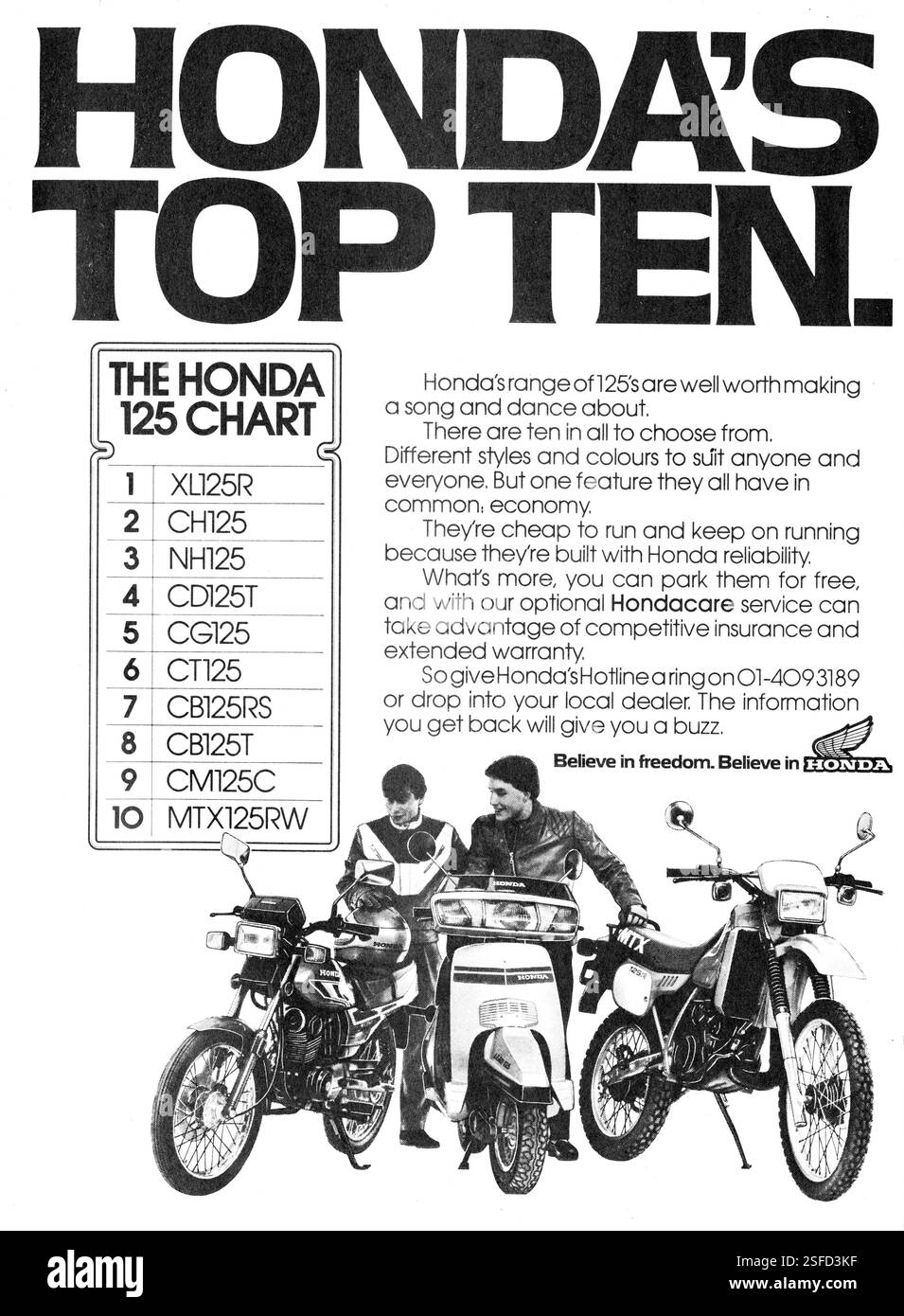 Honda Motorräder Werbung 1983. Honda 125 Modellreihe mit Foto und Text.“ Glauben Sie an Freiheit, glauben Sie an Honda. Honda Top-Ten-Diagramm. Schwarz-weiß. Freizeitindustrie, Fahrradgeschichte, Motorsport. Stockfoto