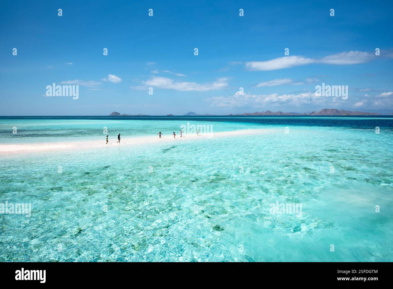 Zufällige Menschen, die auf einer Sandbank-Insel im Indischen Ozean spazieren gehen, Taka Makassar, Komodo Nationalpark, East Nusa Tenggara, Indonesien Stockfoto