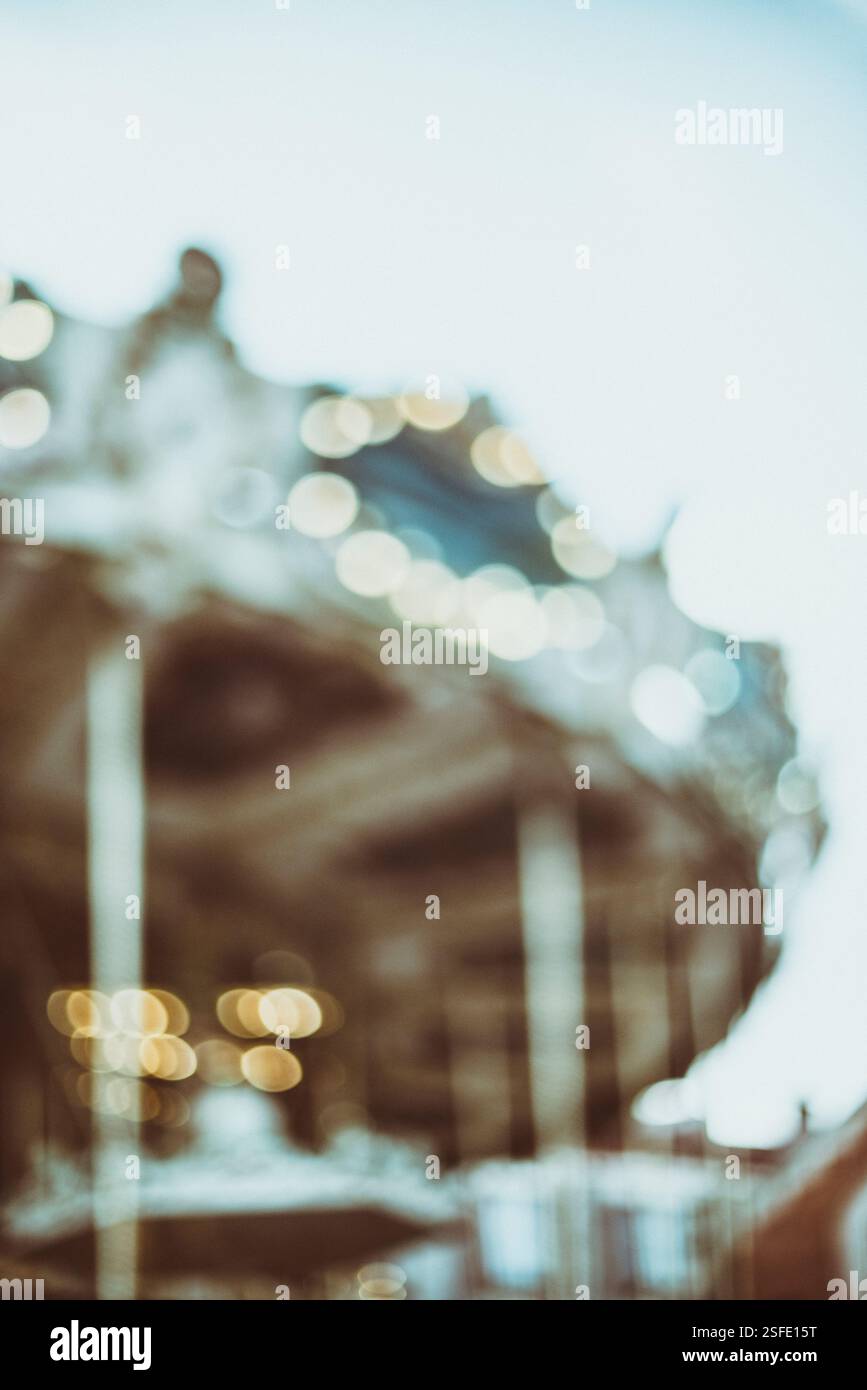 Nahaufnahme eines beleuchteten Karussells auf einem Messegelände in Spanien Stockfoto