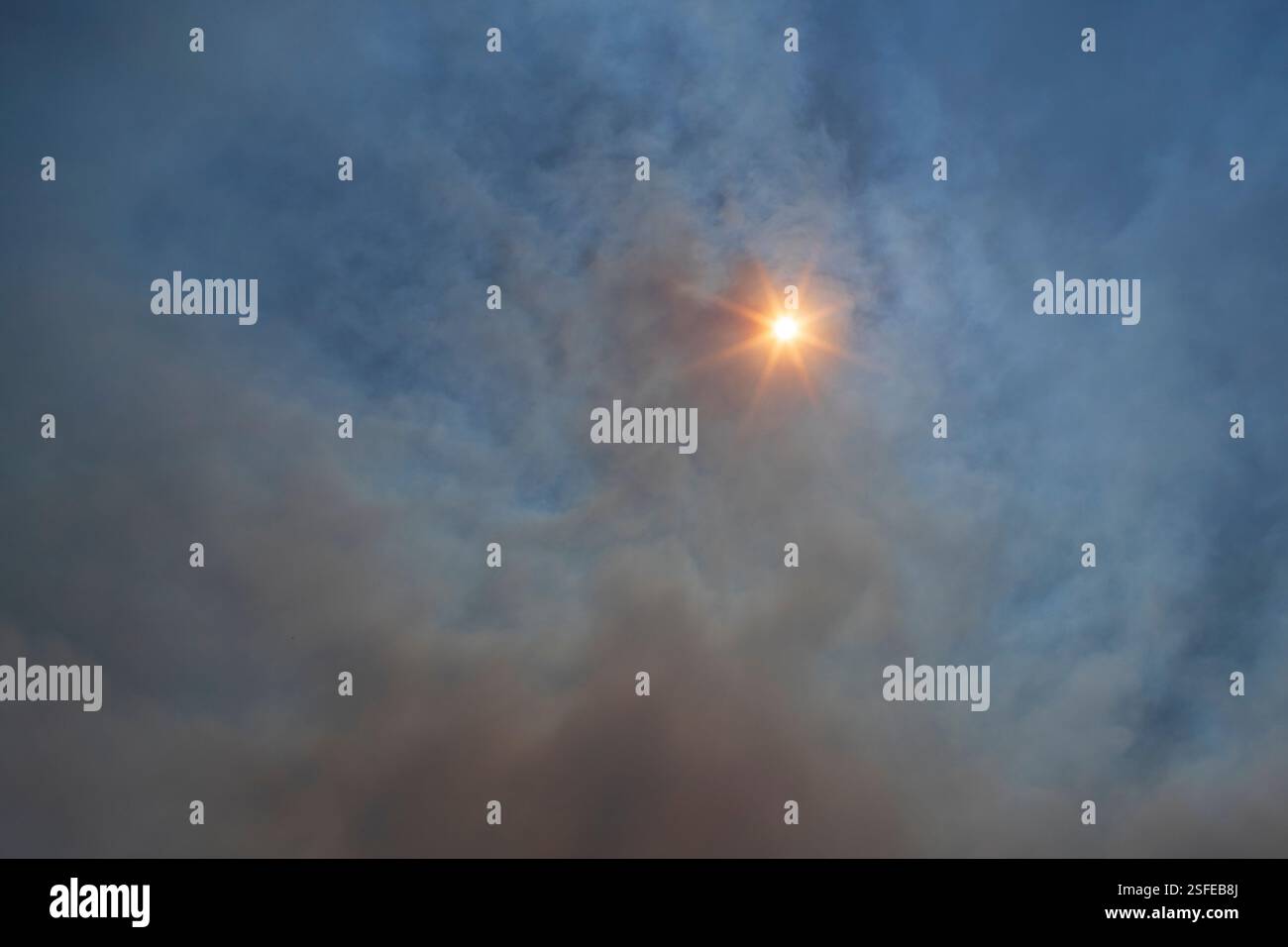 Die Sonne scheint durch den dichten Rauch des Waldfeuers in Lassen County, Kalifornien, und erzeugt einen trüben Himmel mit dramatischem atmosphärischem Effekt. Stockfoto Die Sonne scheint durch den dichten Rauch des Waldfeuers in Lassen County, Kalifornien, und erzeugt einen trüben Himmel mit dramatischem atmosphärischem Effekt. Stockfoto
