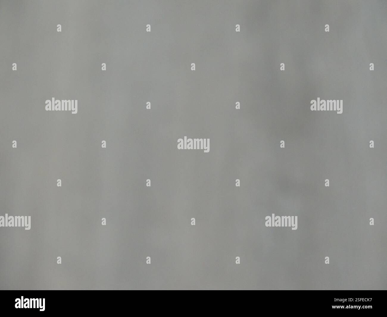 Unschärfe mit grauem Hintergrund und leerem Kopierraum, unscharfer, schlammiger, rauschender Textur, unscharfem monochromen Hintergrund Stockfoto
