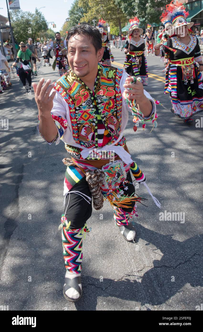 Ein bolivianischer amerikanischer Tänzer und Marscher bei der Hispanic DAT Parade in einem fantastischen Kostüm. In Jackson Heights, Queens, New York. Stockfoto