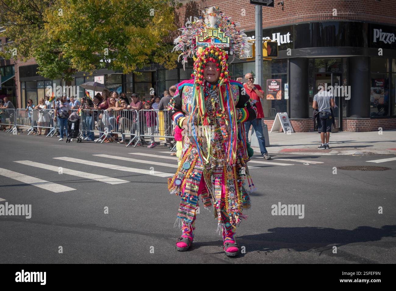 Ein bolivianischer amerikanischer Tänzer und Marscher bei der Hispanic DAT Parade in einem fantastischen Kostüm. In Jackson Heights, Queens, New York. Stockfoto