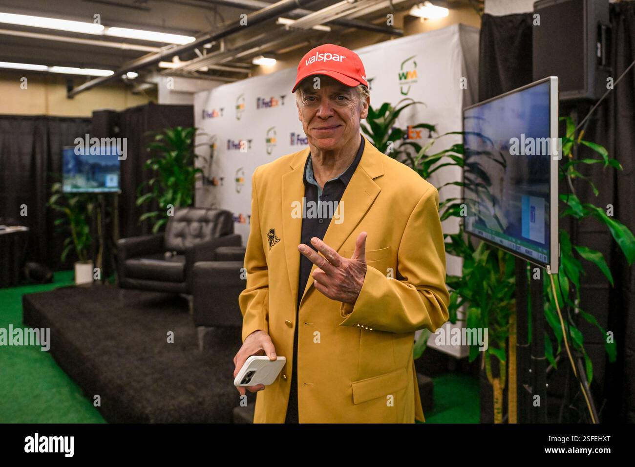 Christopher McDonald, auch bekannt als „Shooter McGavin“, erwartet die erste Lochpräsentation während der dritten Runde der WM Phoenix Open im TPC Scottsdale, Samstag, Februar. Stockfoto