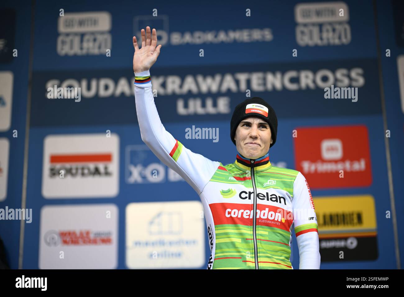 Lille, Belgien. Februar 2025. Die belgische Sanne kann die Fans auf dem Podium begrüßen, nachdem das Frauen-Elite-Rennen des Krawatencross Cyclocross in Lille, Stufe 7 (von 8) im X2O Trofee Veldrijden-Wettbewerb, Sonntag, den 09. Februar 2025, ausgetragen wurde. BELGA FOTO JASPER JACOBS Credit: Belga News Agency/Alamy Live News Stockfoto