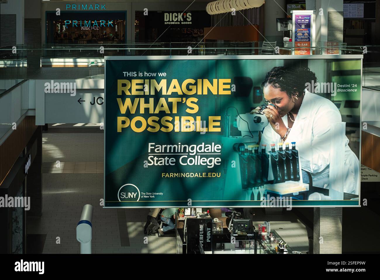 Eine riesige große Werbetafel für das Farmingdale State College im Hauptgeschoss der Roosevelt Field Mall in Garden City, Long Island, NY Stockfoto