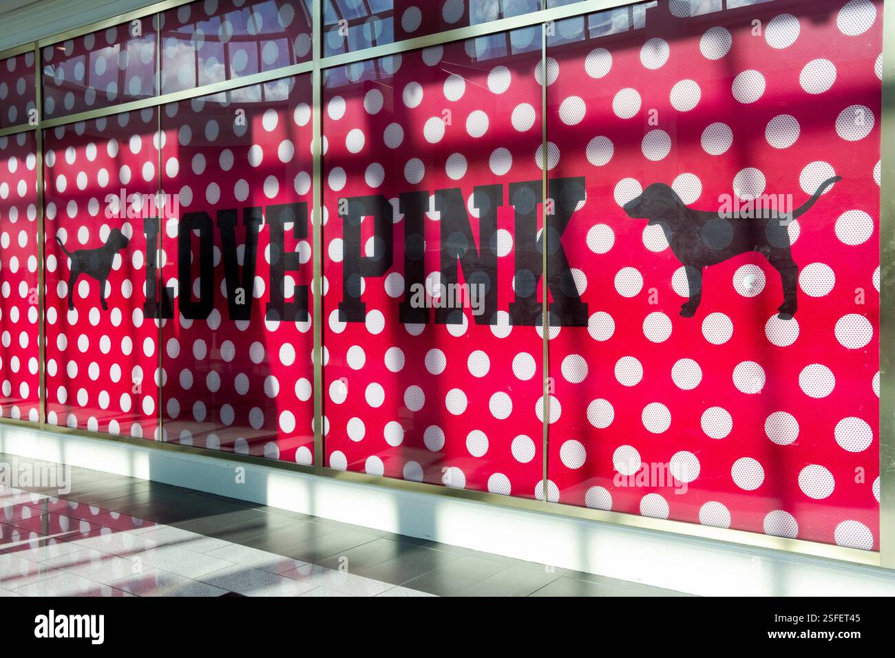 LIEBE ROSA Fensterdekoration für den Pink by Victoria's Secret Store in der Roosevelt Field Mall, Garden City, Long Island, New York. Stockfoto