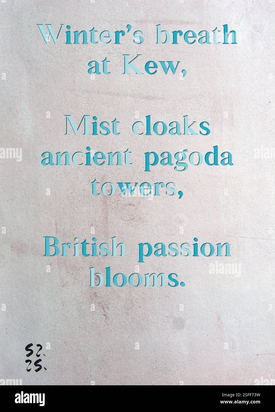 Der Winter in Kew, der Nebel umhüllt alte Pagodentürme, die britische Leidenschaft blüht. Noor de lange's Silberne Schriftstellergilde. Kunst von Zsuzsa Szikra. Poetry Art Print, Triplumes ist eine einzigartige poetische Form, die vom traditionellen Haiku inspiriert ist und aus drei Linien besteht, die Momente der Klarheit, der Emotionen und der Einsicht einfangen. In unserer Kollektion setzen wir uns für die Freiheit der Sprache ein, wo das Vermischen von Wörtern und das Entfernen von Bindestrichen mehr ist als eine stilistische Wahl – sie ist eine Möglichkeit, Einheit und Nähe zwischen Ideen zu vermitteln und einen fließenden, kompakten Ausdruck zu schaffen, der mit den Rhythmen des modernen Lebens in Einklang steht. Stockfoto