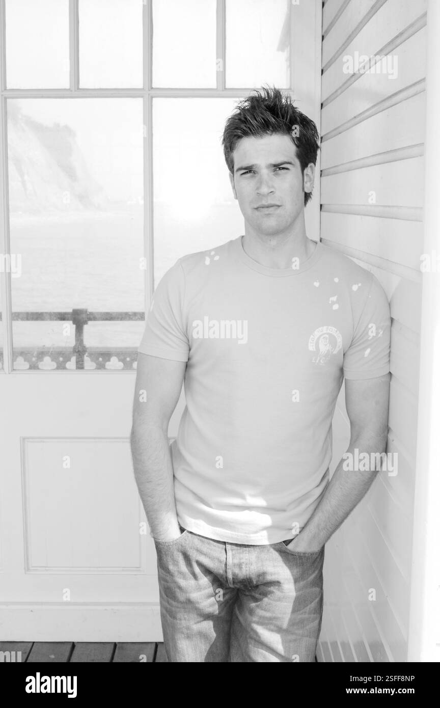 GETHIN JONES, JUNG, PORTRÄT, 2003: Gethin Jones, Bachelor of the Year 2003 und TV BBC Blue Peter Moderator, an der Penarth Sea Front bei Cardiff in Südwales, 31. August 2003. Foto: ROB WATKINS. INFO: Gethin Jones, geboren am 12. Februar 1978, ist ein walisischer Fernsehmoderator und Schauspieler. Bekannt für seine Arbeit in der BBC-Kindersendung „Blue Peter“, trat er auch in verschiedenen britischen Shows auf, darunter „Strictly Come Dancing“ und „Morning Live“. Stockfoto