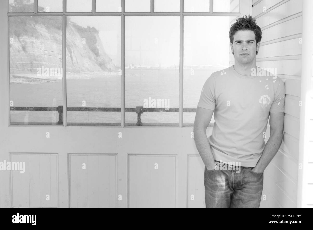 GETHIN JONES, JUNG, PORTRÄT, 2003: Gethin Jones, Bachelor of the Year 2003 und TV BBC Blue Peter Moderator, an der Penarth Sea Front bei Cardiff in Südwales, 31. August 2003. Foto: ROB WATKINS. INFO: Gethin Jones, geboren am 12. Februar 1978, ist ein walisischer Fernsehmoderator und Schauspieler. Bekannt für seine Arbeit in der BBC-Kindersendung „Blue Peter“, trat er auch in verschiedenen britischen Shows auf, darunter „Strictly Come Dancing“ und „Morning Live“. Stockfoto