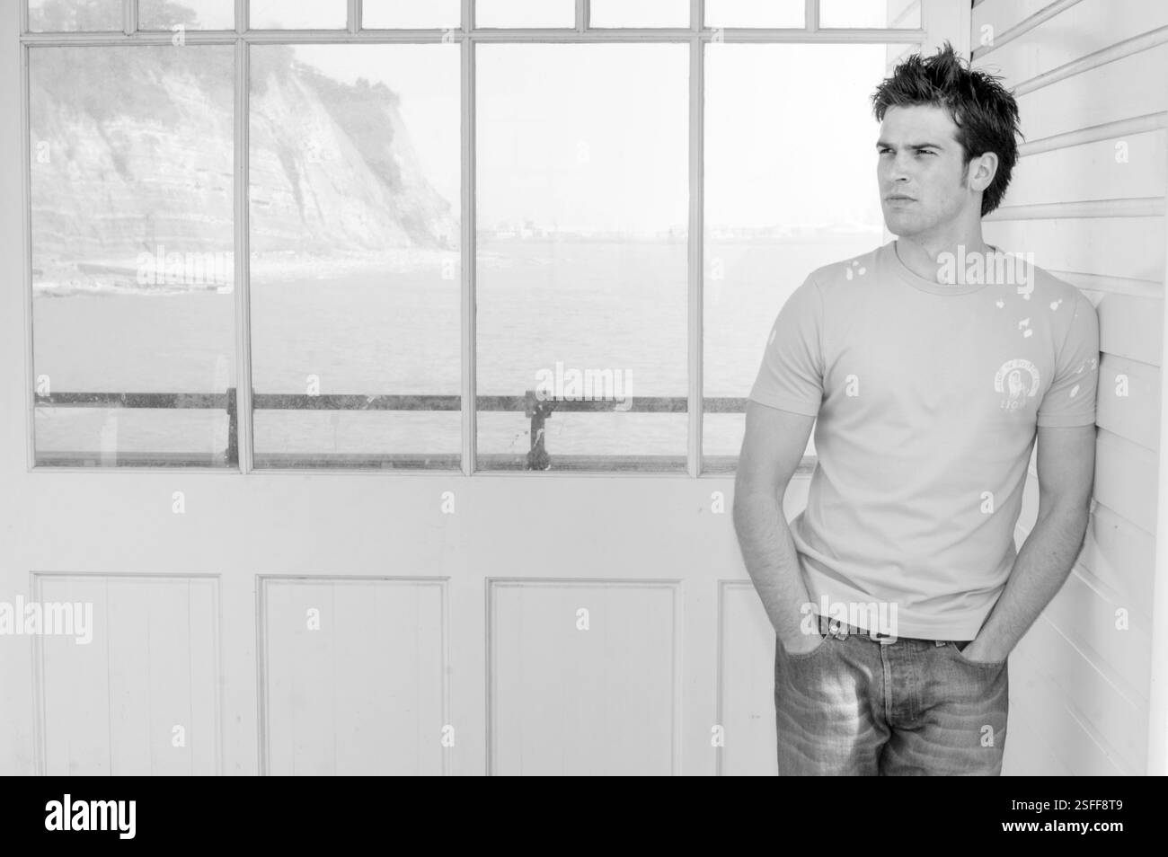 GETHIN JONES, JUNG, PORTRÄT, 2003: Gethin Jones, Bachelor of the Year 2003 und TV BBC Blue Peter Moderator, an der Penarth Sea Front bei Cardiff in Südwales, 31. August 2003. Foto: ROB WATKINS. INFO: Gethin Jones, geboren am 12. Februar 1978, ist ein walisischer Fernsehmoderator und Schauspieler. Bekannt für seine Arbeit in der BBC-Kindersendung „Blue Peter“, trat er auch in verschiedenen britischen Shows auf, darunter „Strictly Come Dancing“ und „Morning Live“. Stockfoto