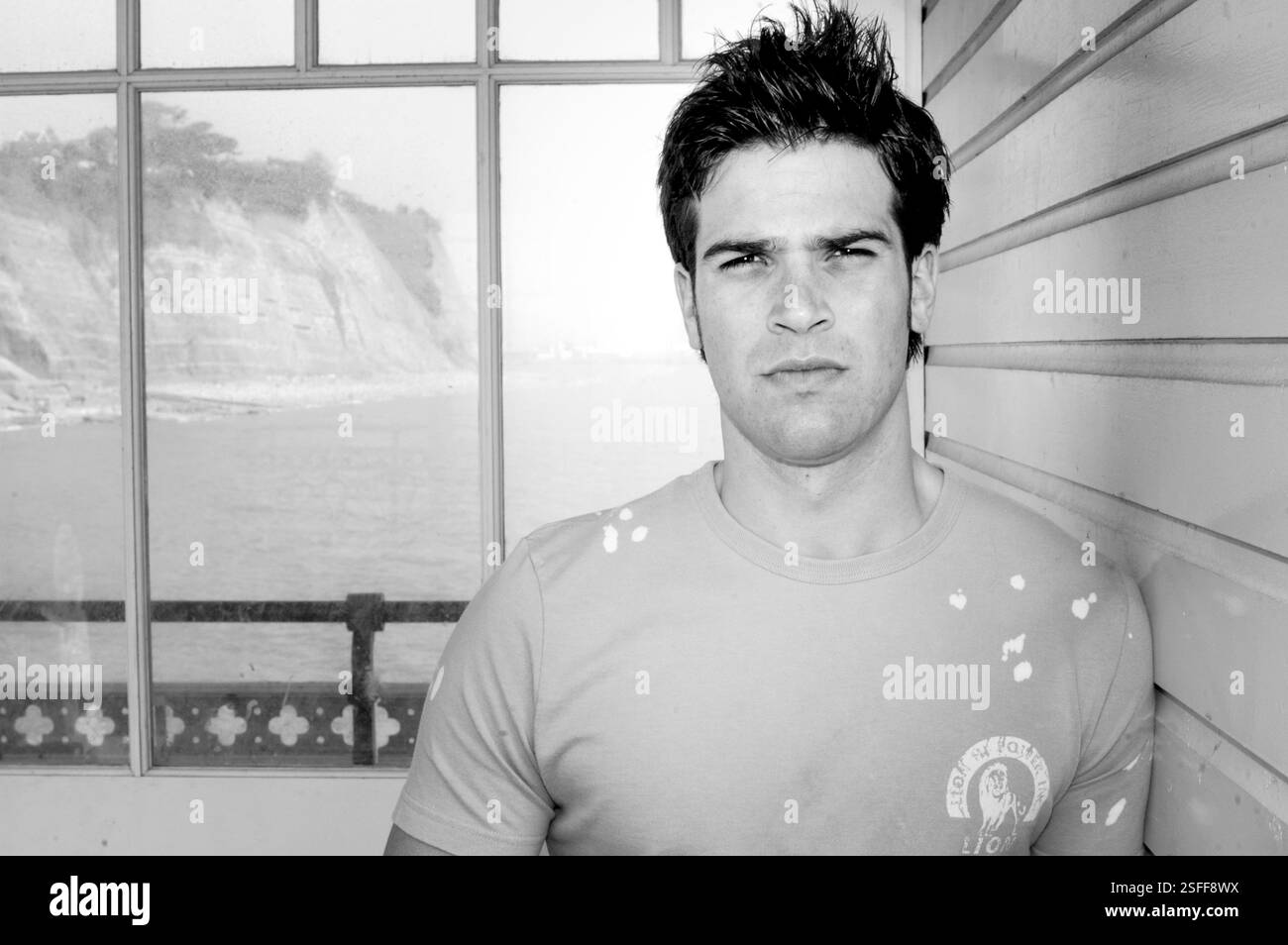 GETHIN JONES, JUNG, PORTRÄT, 2003: Gethin Jones, Bachelor of the Year 2003 und TV BBC Blue Peter Moderator, an der Penarth Sea Front bei Cardiff in Südwales, 31. August 2003. Foto: ROB WATKINS. INFO: Gethin Jones, geboren am 12. Februar 1978, ist ein walisischer Fernsehmoderator und Schauspieler. Bekannt für seine Arbeit in der BBC-Kindersendung „Blue Peter“, trat er auch in verschiedenen britischen Shows auf, darunter „Strictly Come Dancing“ und „Morning Live“. Stockfoto