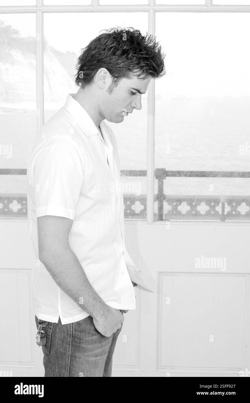 GETHIN JONES, JUNG, PORTRÄT, 2003: Gethin Jones, Bachelor of the Year 2003 und TV BBC Blue Peter Moderator, an der Penarth Sea Front bei Cardiff in Südwales, 31. August 2003. Foto: ROB WATKINS. INFO: Gethin Jones, geboren am 12. Februar 1978, ist ein walisischer Fernsehmoderator und Schauspieler. Bekannt für seine Arbeit in der BBC-Kindersendung „Blue Peter“, trat er auch in verschiedenen britischen Shows auf, darunter „Strictly Come Dancing“ und „Morning Live“. Stockfoto