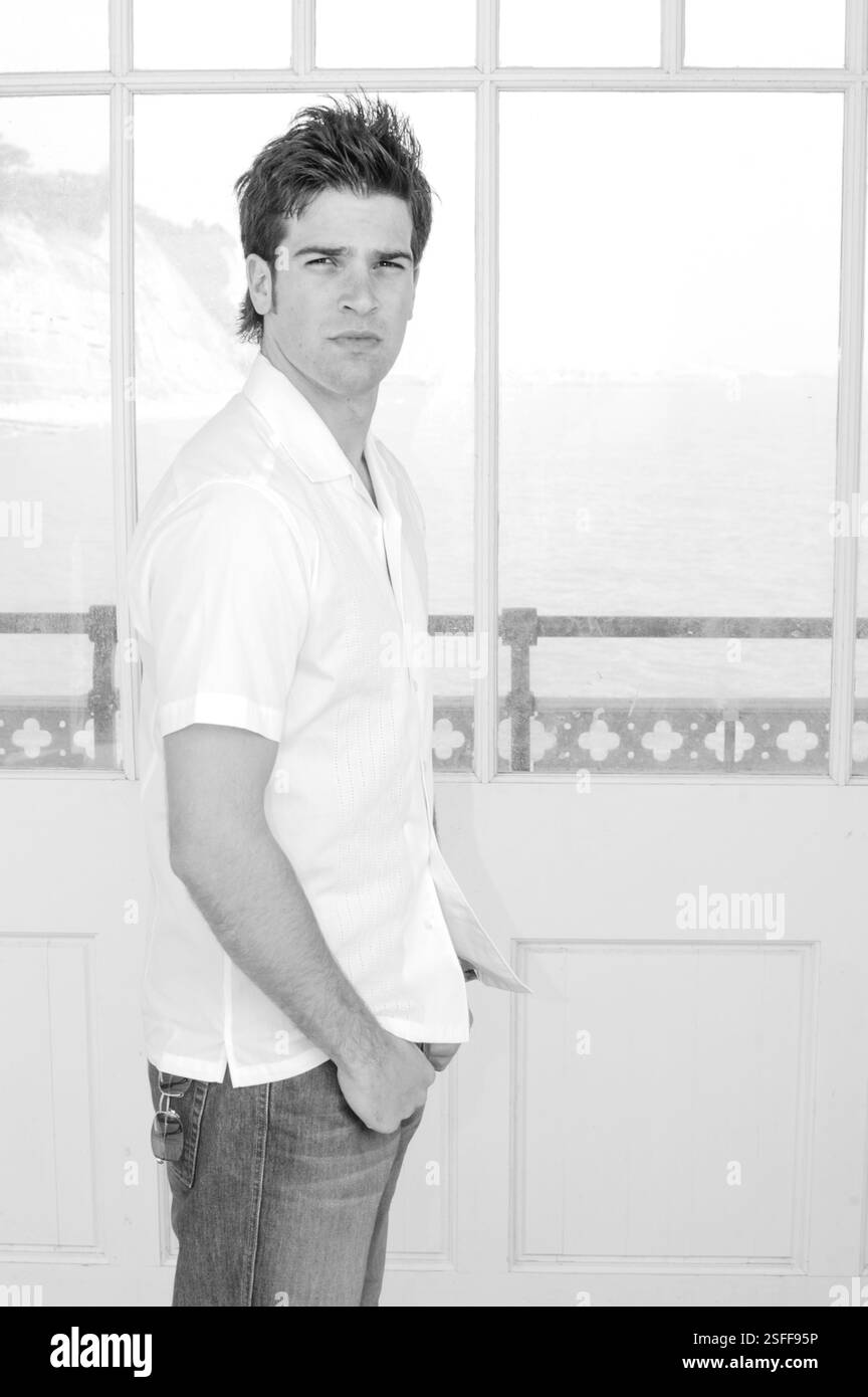 GETHIN JONES, JUNG, PORTRÄT, 2003: Gethin Jones, Bachelor of the Year 2003 und TV BBC Blue Peter Moderator, an der Penarth Sea Front bei Cardiff in Südwales, 31. August 2003. Foto: ROB WATKINS. INFO: Gethin Jones, geboren am 12. Februar 1978, ist ein walisischer Fernsehmoderator und Schauspieler. Bekannt für seine Arbeit in der BBC-Kindersendung „Blue Peter“, trat er auch in verschiedenen britischen Shows auf, darunter „Strictly Come Dancing“ und „Morning Live“. Stockfoto