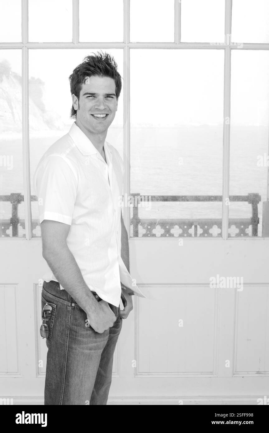 GETHIN JONES, JUNG, PORTRÄT, 2003: Gethin Jones, Bachelor of the Year 2003 und TV BBC Blue Peter Moderator, an der Penarth Sea Front bei Cardiff in Südwales, 31. August 2003. Foto: ROB WATKINS. INFO: Gethin Jones, geboren am 12. Februar 1978, ist ein walisischer Fernsehmoderator und Schauspieler. Bekannt für seine Arbeit in der BBC-Kindersendung „Blue Peter“, trat er auch in verschiedenen britischen Shows auf, darunter „Strictly Come Dancing“ und „Morning Live“. Stockfoto