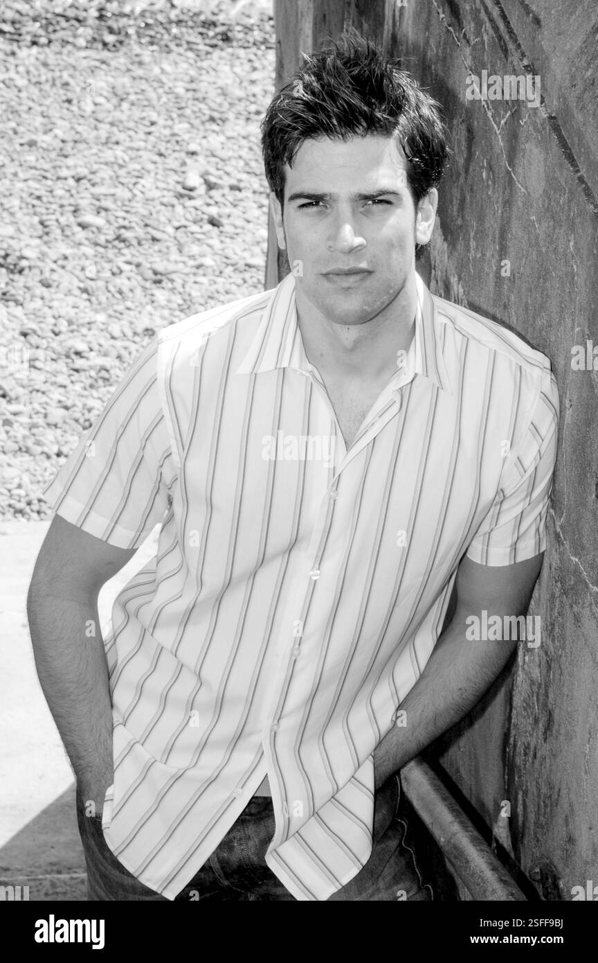 GETHIN JONES, JUNG, PORTRÄT, 2003: Gethin Jones, Bachelor of the Year 2003 und TV BBC Blue Peter Moderator, an der Penarth Sea Front bei Cardiff in Südwales, 31. August 2003. Foto: ROB WATKINS. INFO: Gethin Jones, geboren am 12. Februar 1978, ist ein walisischer Fernsehmoderator und Schauspieler. Bekannt für seine Arbeit in der BBC-Kindersendung „Blue Peter“, trat er auch in verschiedenen britischen Shows auf, darunter „Strictly Come Dancing“ und „Morning Live“. Stockfoto