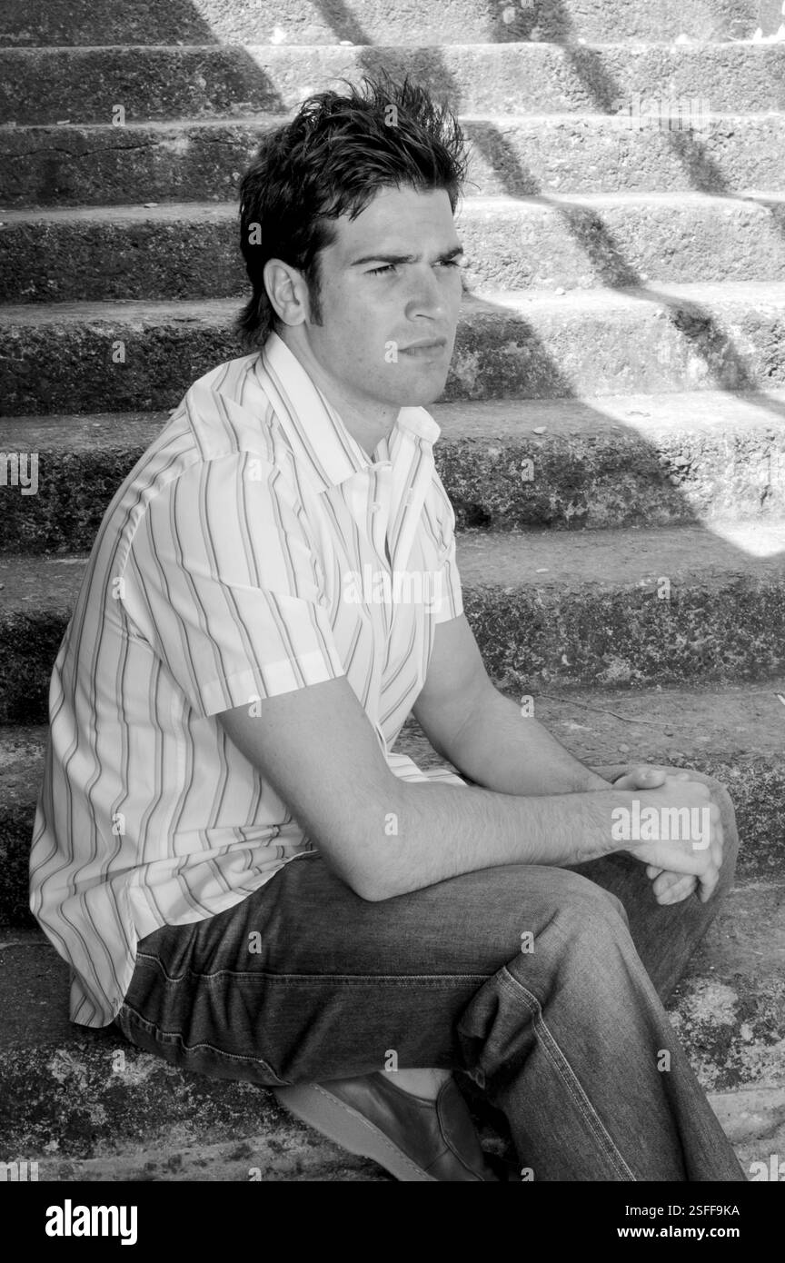 GETHIN JONES, JUNG, PORTRÄT, 2003: Gethin Jones, Bachelor of the Year 2003 und TV BBC Blue Peter Moderator, an der Penarth Sea Front bei Cardiff in Südwales, 31. August 2003. Foto: ROB WATKINS. INFO: Gethin Jones, geboren am 12. Februar 1978, ist ein walisischer Fernsehmoderator und Schauspieler. Bekannt für seine Arbeit in der BBC-Kindersendung „Blue Peter“, trat er auch in verschiedenen britischen Shows auf, darunter „Strictly Come Dancing“ und „Morning Live“. Stockfoto