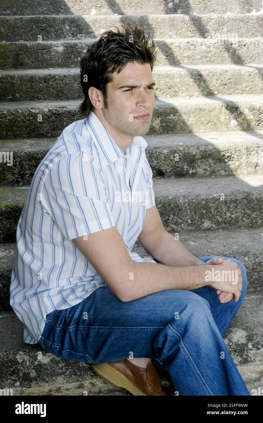 GETHIN JONES, JUNG, PORTRÄT, 2003: Gethin Jones, Bachelor of the Year 2003 und TV BBC Blue Peter Moderator, an der Penarth Sea Front bei Cardiff in Südwales, 31. August 2003. Foto: ROB WATKINS. INFO: Gethin Jones, geboren am 12. Februar 1978, ist ein walisischer Fernsehmoderator und Schauspieler. Bekannt für seine Arbeit in der BBC-Kindersendung „Blue Peter“, trat er auch in verschiedenen britischen Shows auf, darunter „Strictly Come Dancing“ und „Morning Live“. Stockfoto