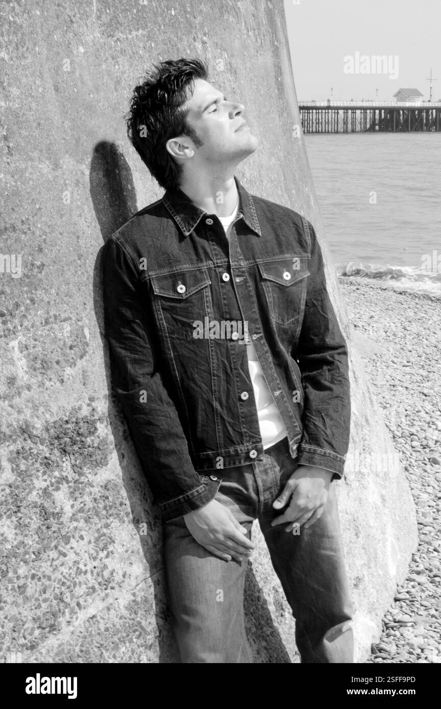 GETHIN JONES, JUNG, PORTRÄT, 2003: Gethin Jones, Bachelor of the Year 2003 und TV BBC Blue Peter Moderator, an der Penarth Sea Front bei Cardiff in Südwales, 31. August 2003. Foto: ROB WATKINS. INFO: Gethin Jones, geboren am 12. Februar 1978, ist ein walisischer Fernsehmoderator und Schauspieler. Bekannt für seine Arbeit in der BBC-Kindersendung „Blue Peter“, trat er auch in verschiedenen britischen Shows auf, darunter „Strictly Come Dancing“ und „Morning Live“. Stockfoto