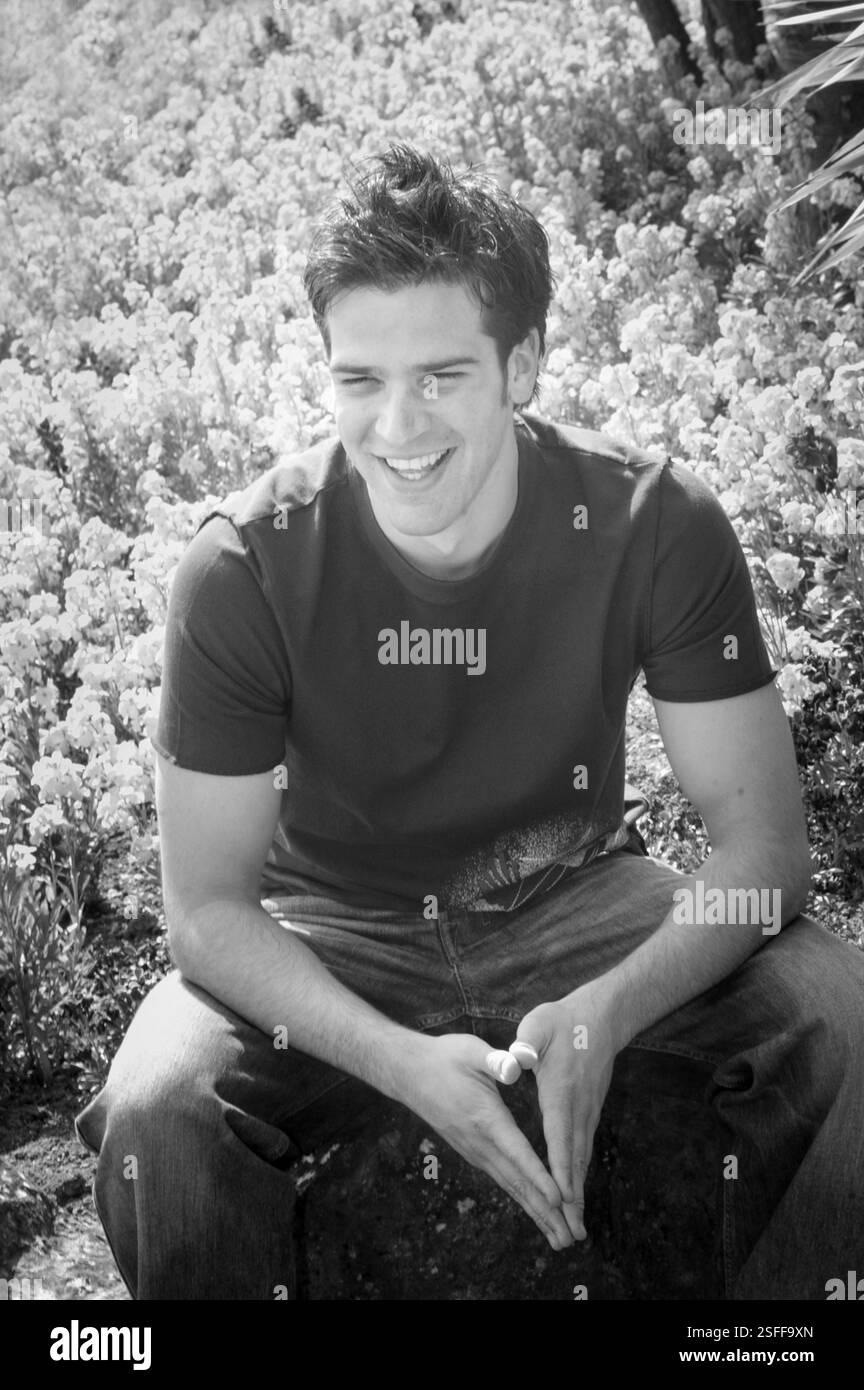 GETHIN JONES, JUNG, PORTRÄT, 2003: Gethin Jones, Bachelor of the Year 2003 und TV BBC Blue Peter Moderator, an der Penarth Sea Front bei Cardiff in Südwales, 31. August 2003. Foto: ROB WATKINS. INFO: Gethin Jones, geboren am 12. Februar 1978, ist ein walisischer Fernsehmoderator und Schauspieler. Bekannt für seine Arbeit in der BBC-Kindersendung „Blue Peter“, trat er auch in verschiedenen britischen Shows auf, darunter „Strictly Come Dancing“ und „Morning Live“. Stockfoto