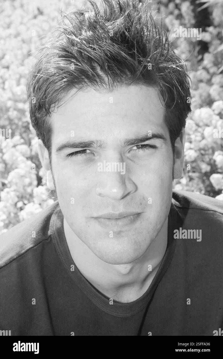 GETHIN JONES, JUNG, PORTRÄT, 2003: Gethin Jones, Bachelor of the Year 2003 und TV BBC Blue Peter Moderator, an der Penarth Sea Front bei Cardiff in Südwales, 31. August 2003. Foto: ROB WATKINS. INFO: Gethin Jones, geboren am 12. Februar 1978, ist ein walisischer Fernsehmoderator und Schauspieler. Bekannt für seine Arbeit in der BBC-Kindersendung „Blue Peter“, trat er auch in verschiedenen britischen Shows auf, darunter „Strictly Come Dancing“ und „Morning Live“. Stockfoto