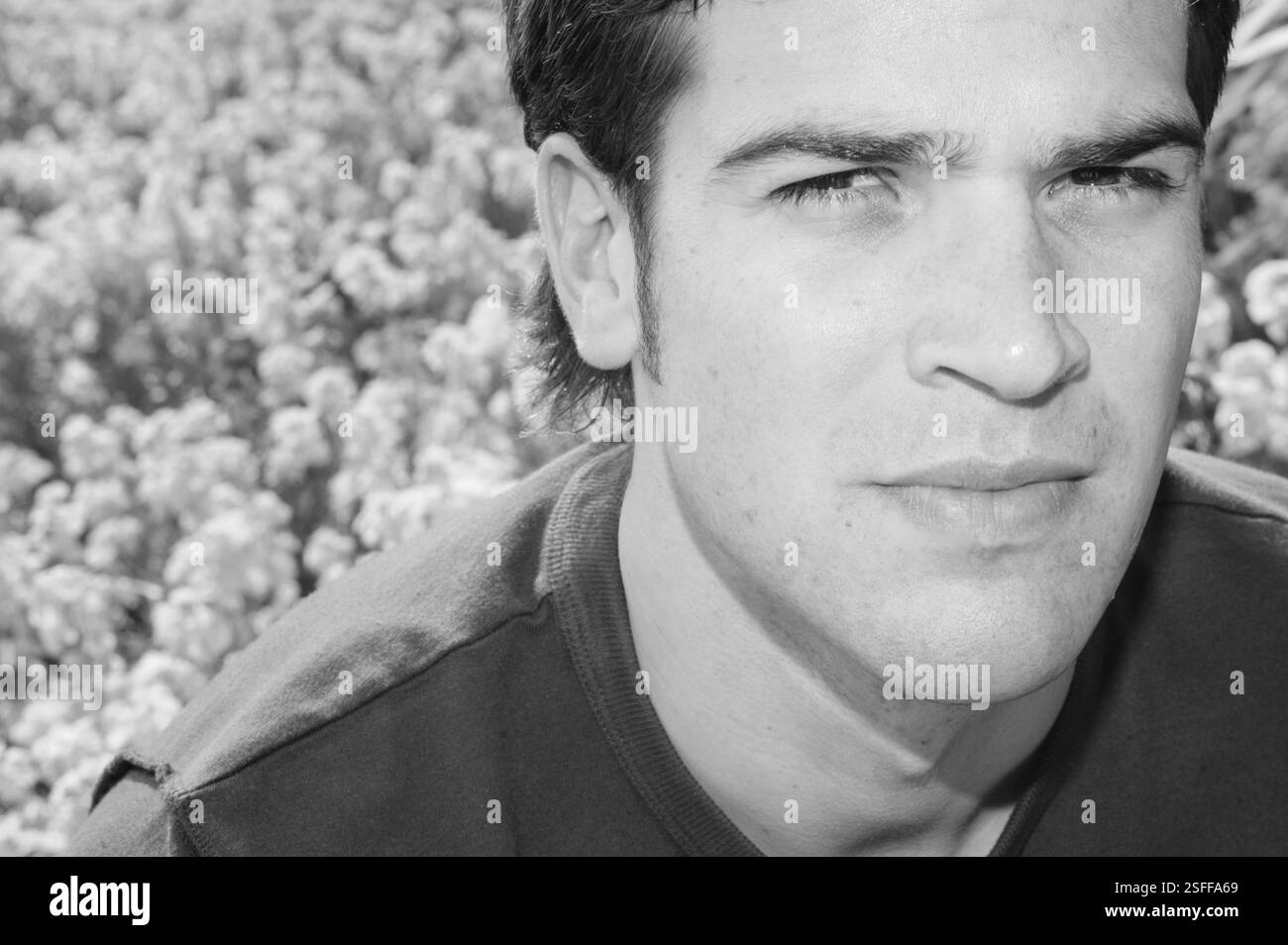 GETHIN JONES, JUNG, PORTRÄT, 2003: Gethin Jones, Bachelor of the Year 2003 und TV BBC Blue Peter Moderator, an der Penarth Sea Front bei Cardiff in Südwales, 31. August 2003. Foto: ROB WATKINS. INFO: Gethin Jones, geboren am 12. Februar 1978, ist ein walisischer Fernsehmoderator und Schauspieler. Bekannt für seine Arbeit in der BBC-Kindersendung „Blue Peter“, trat er auch in verschiedenen britischen Shows auf, darunter „Strictly Come Dancing“ und „Morning Live“. Stockfoto
