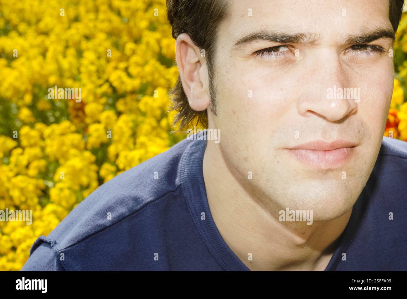 GETHIN JONES, JUNG, PORTRÄT, 2003: Gethin Jones, Bachelor of the Year 2003 und TV BBC Blue Peter Moderator, an der Penarth Sea Front bei Cardiff in Südwales, 31. August 2003. Foto: ROB WATKINS. INFO: Gethin Jones, geboren am 12. Februar 1978, ist ein walisischer Fernsehmoderator und Schauspieler. Bekannt für seine Arbeit in der BBC-Kindersendung „Blue Peter“, trat er auch in verschiedenen britischen Shows auf, darunter „Strictly Come Dancing“ und „Morning Live“. Stockfoto