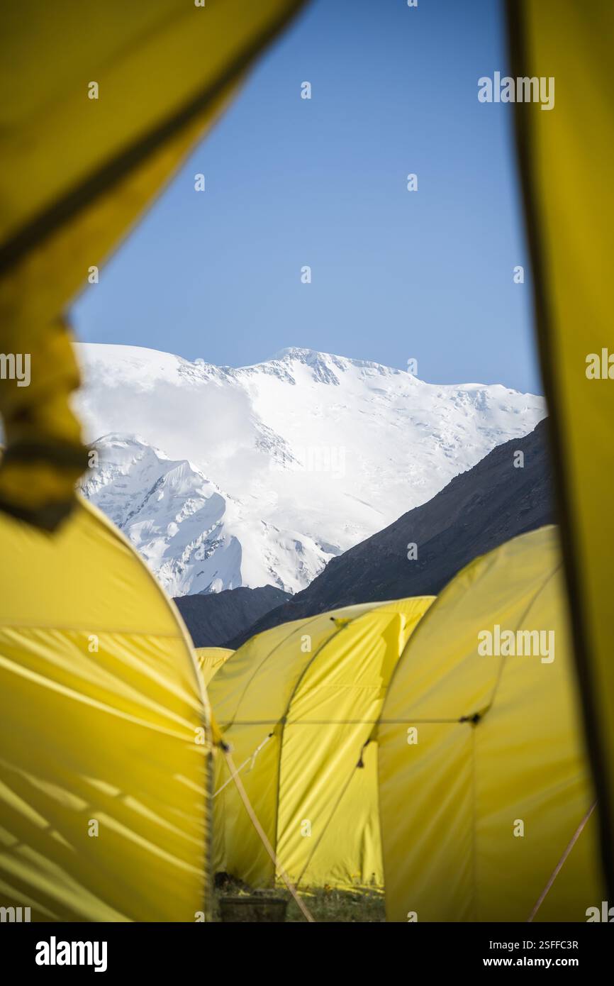 Vertikale Aufnahme des Lenin-Gipfels, aufgenommen vom Expeditionszelt, Pamir Mountains, Kirgisistan Stockfoto