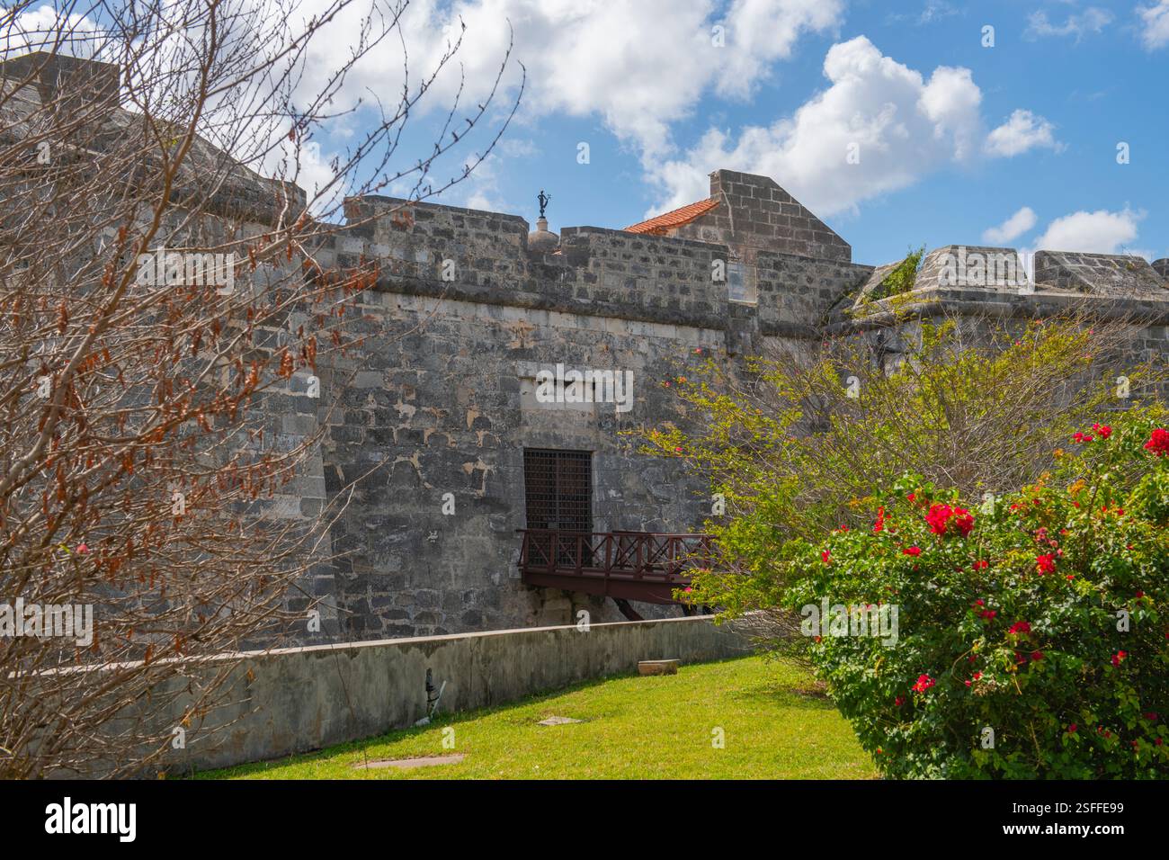 Das Castillo de la Real Fuerza wurde 1577 auf der Plaza de Armas in Old Havana (La Habana Vieja) in Kuba erbaut. Das alte Havanna gehört zum Weltkulturerbe. Stockfoto
