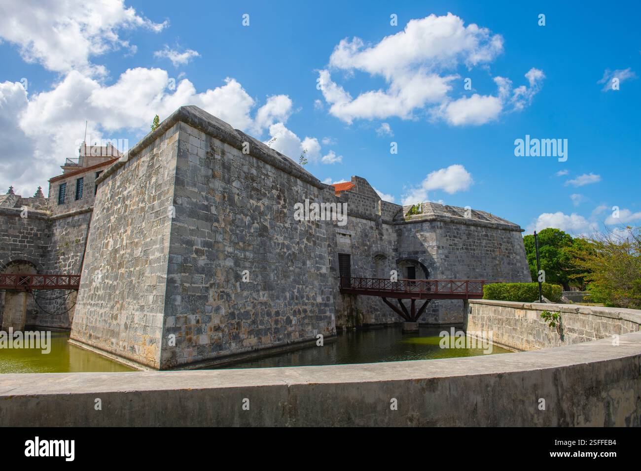 Das Castillo de la Real Fuerza wurde 1577 auf der Plaza de Armas in Old Havana (La Habana Vieja) in Kuba erbaut. Das alte Havanna gehört zum Weltkulturerbe. Stockfoto