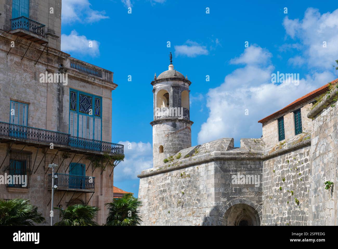 Der Leuchtturm in Castillo de la Real Fuerza wurde 1577 an der Plaza de Armas in Old Havana (La Habana Vieja) in Kuba gebaut. Das alte Havanna gehört zum Weltkulturerbe Stockfoto