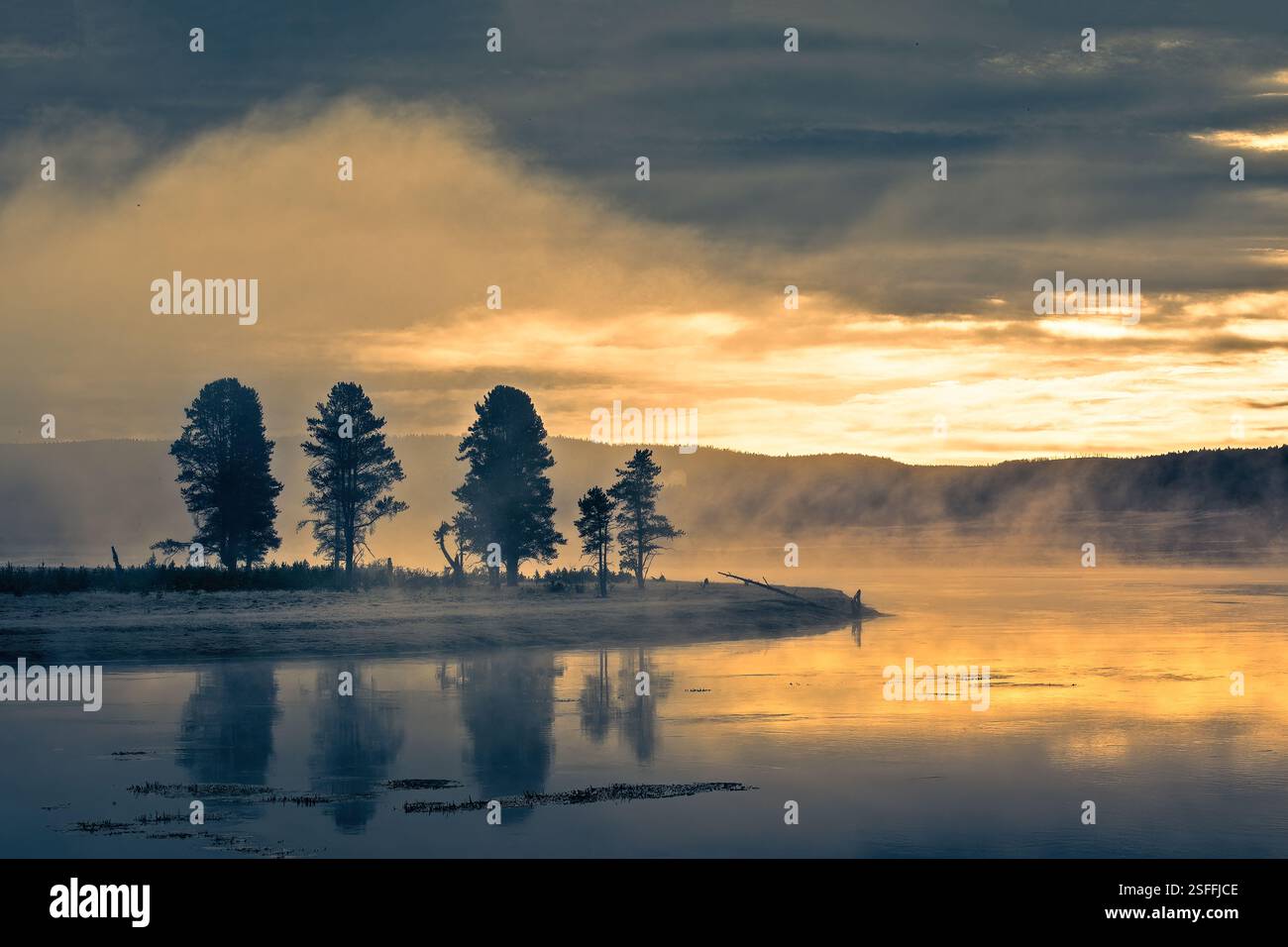 Sonnenaufgang über dem Lake Yellowstone im Yellowstone National Park, Wyoming Stockfoto