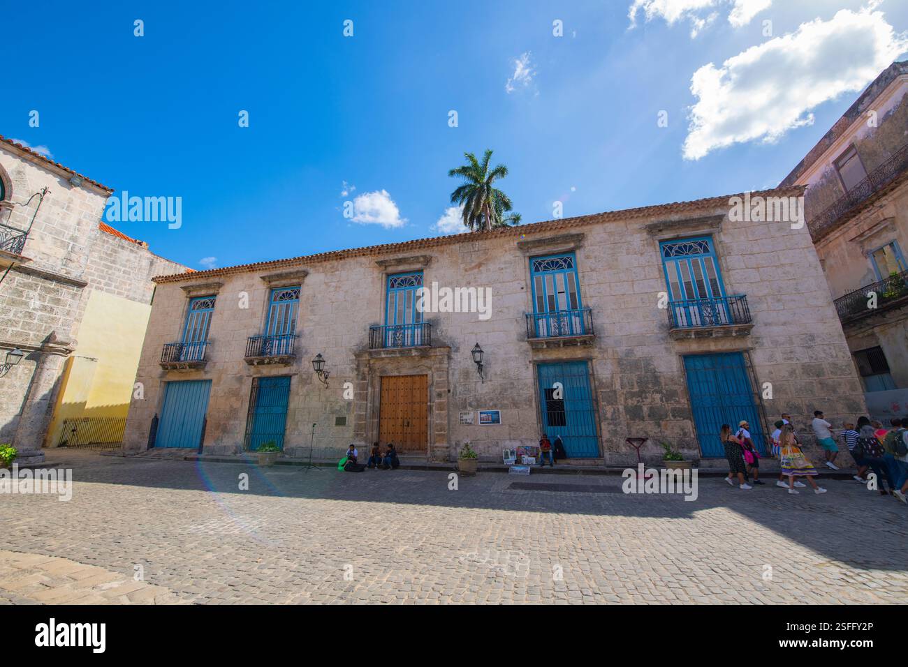 Das Museum für Kolonialkunst (Museo de Arte Colonial) befindet sich auf der Plaza de la Catedral in Old Havanna (La Habana Vieja), Kuba. Das alte Havanna ist ein Weltkulturerbe Stockfoto