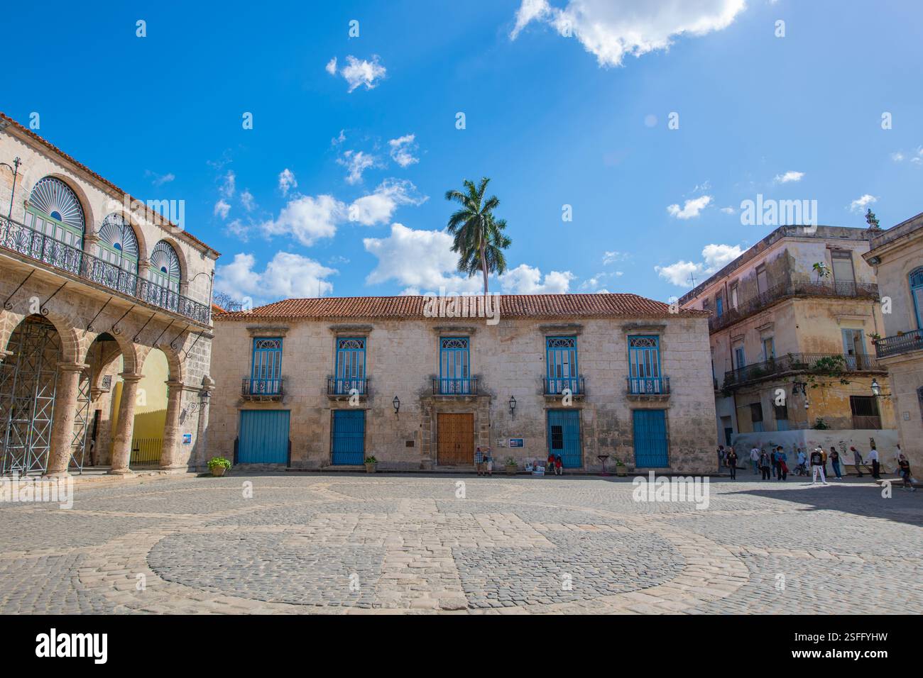Das Museum für Kolonialkunst (Museo de Arte Colonial) befindet sich auf der Plaza de la Catedral in Old Havanna (La Habana Vieja), Kuba. Das alte Havanna ist ein Weltkulturerbe Stockfoto
