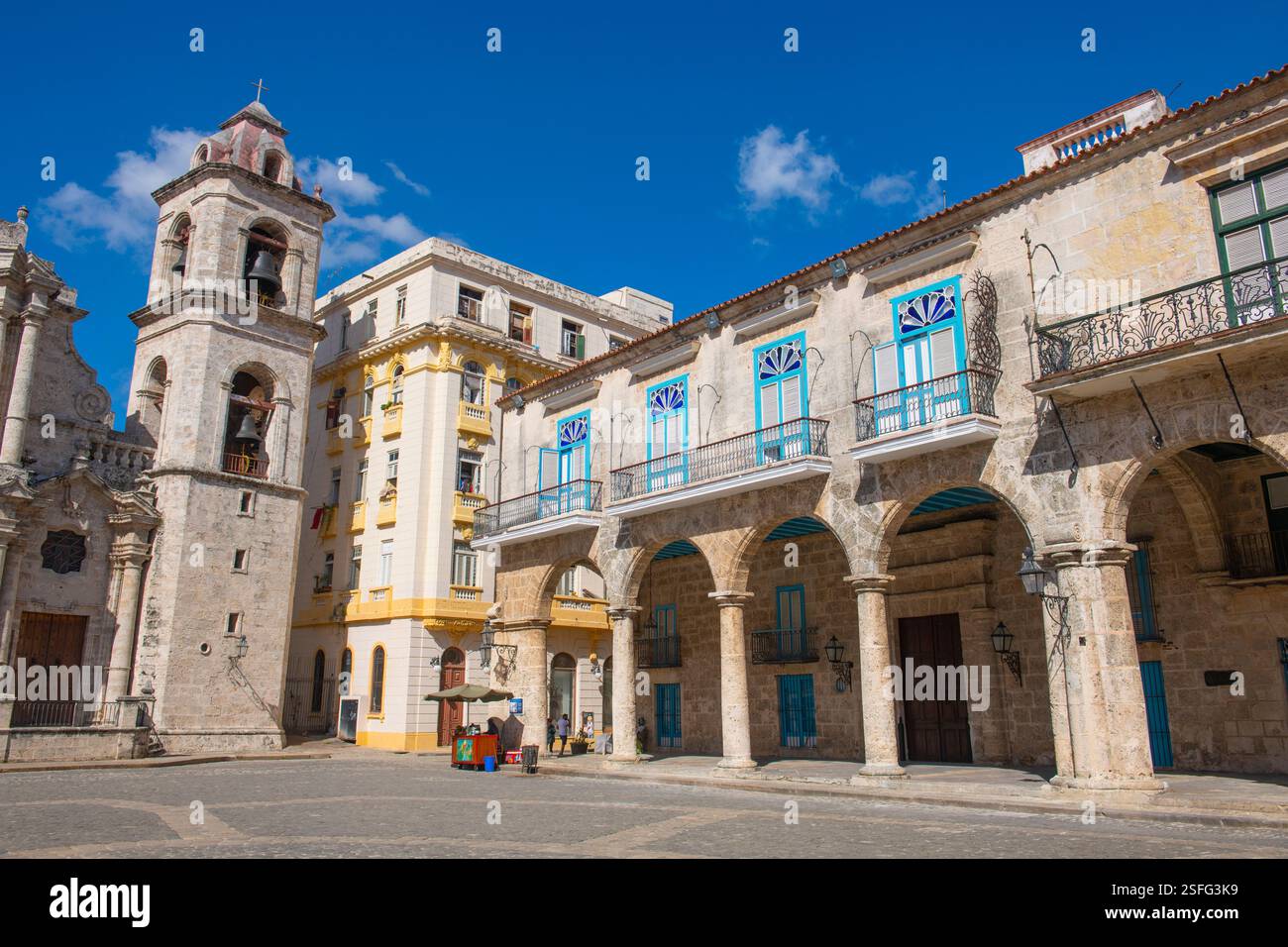Der Palacio del Marques de Lombillo befindet sich auf der Plaza de la Catedral in Old Havana (La Habana Vieja), Kuba. Das alte Havanna gehört zum Weltkulturerbe. Stockfoto