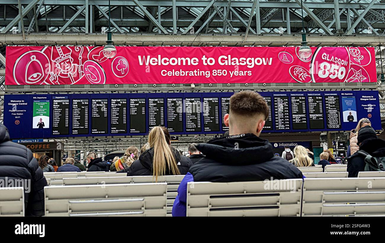 Glasgow, Schottland, Großbritannien. Februar 2025. Die Festspiele von Glasgow 850 dominieren die zentralen Bahnhöfe der Stadt, die 850 Jahre seit ihrer Gründung vergangen ist. Credit Gerard Ferry /Alamy Live News Stockfoto
