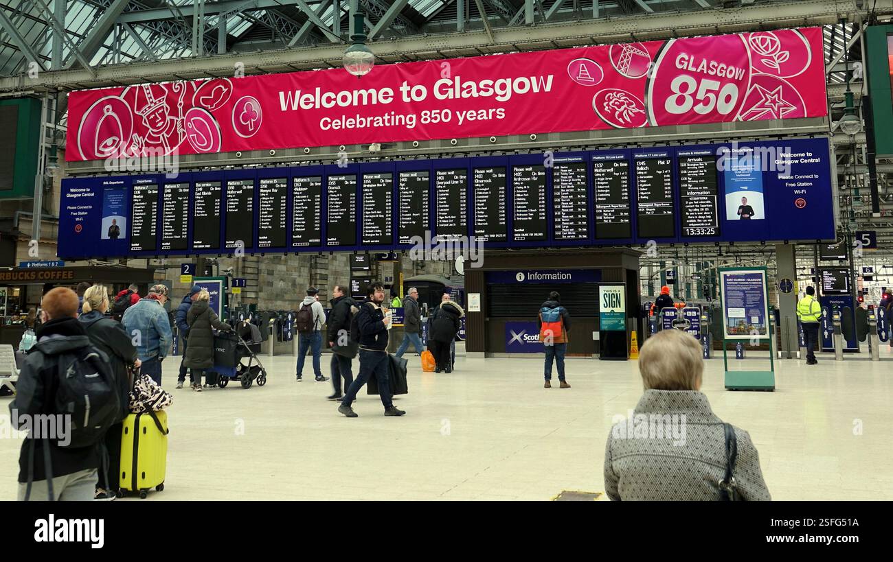 Glasgow, Schottland, Großbritannien. Februar 2025. Die Festspiele von Glasgow 850 dominieren die zentralen Bahnhöfe der Stadt, die 850 Jahre seit ihrer Gründung vergangen ist. Credit Gerard Ferry /Alamy Live News Stockfoto