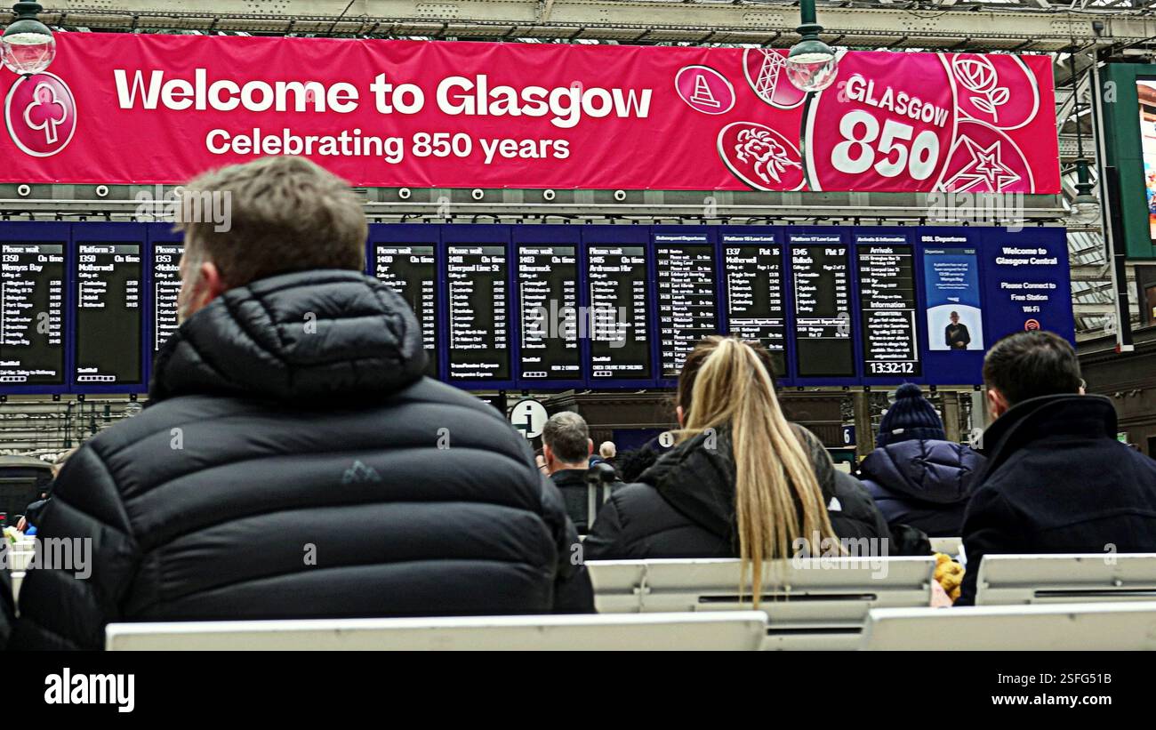 Glasgow, Schottland, Großbritannien. Februar 2025. Die Festspiele von Glasgow 850 dominieren die zentralen Bahnhöfe der Stadt, die 850 Jahre seit ihrer Gründung vergangen ist. Credit Gerard Ferry /Alamy Live News Stockfoto