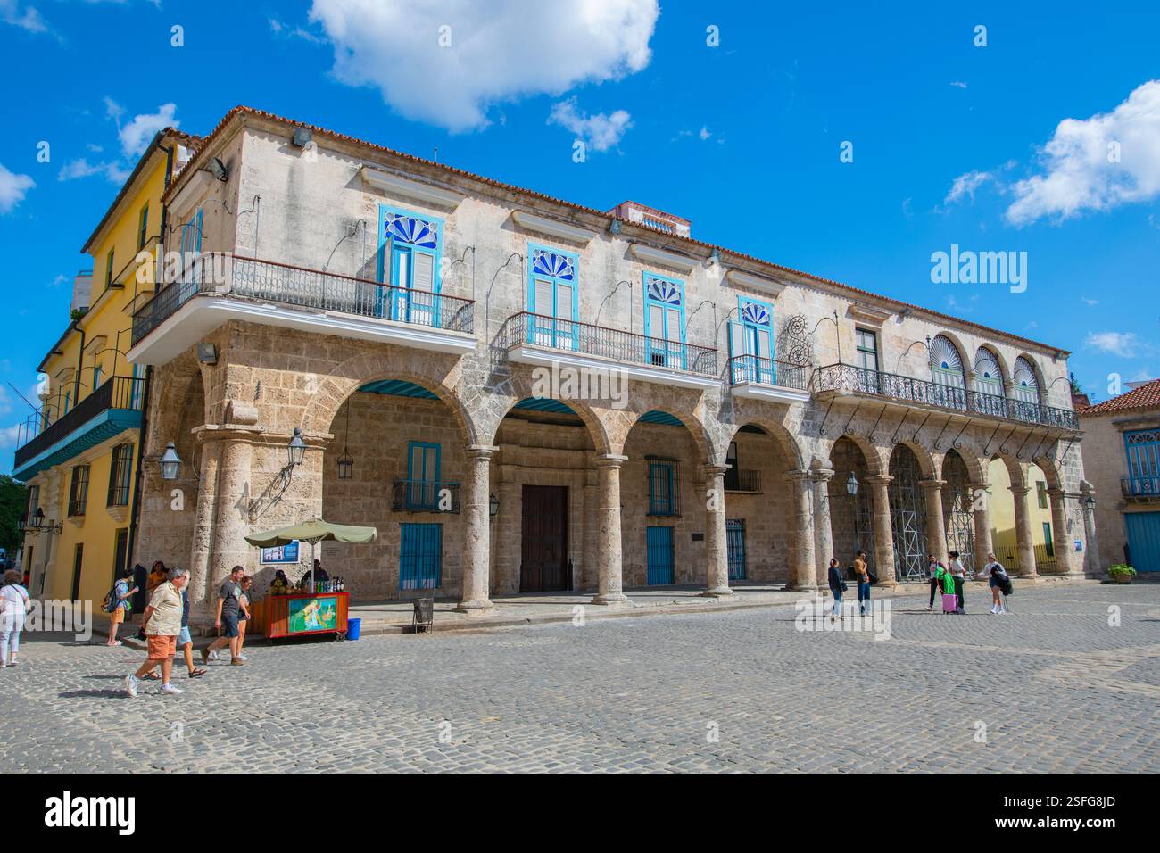 Der Palacio del Marques de Lombillo befindet sich auf der Plaza de la Catedral in Old Havana (La Habana Vieja), Kuba. Das alte Havanna gehört zum Weltkulturerbe. Stockfoto