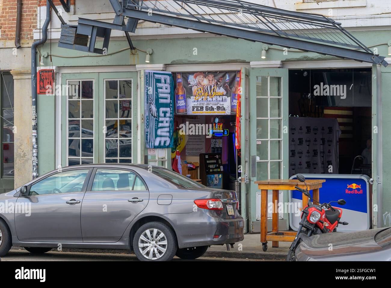 New Orleans, LA, USA - 7. Februar 2025: Vor dem Coyote Ugly Saloon mit der Flagge der Philadelphia Eagles Fan Cave auf der North Peters Street im French Quarter während des Super Bowl LIX Stockfoto