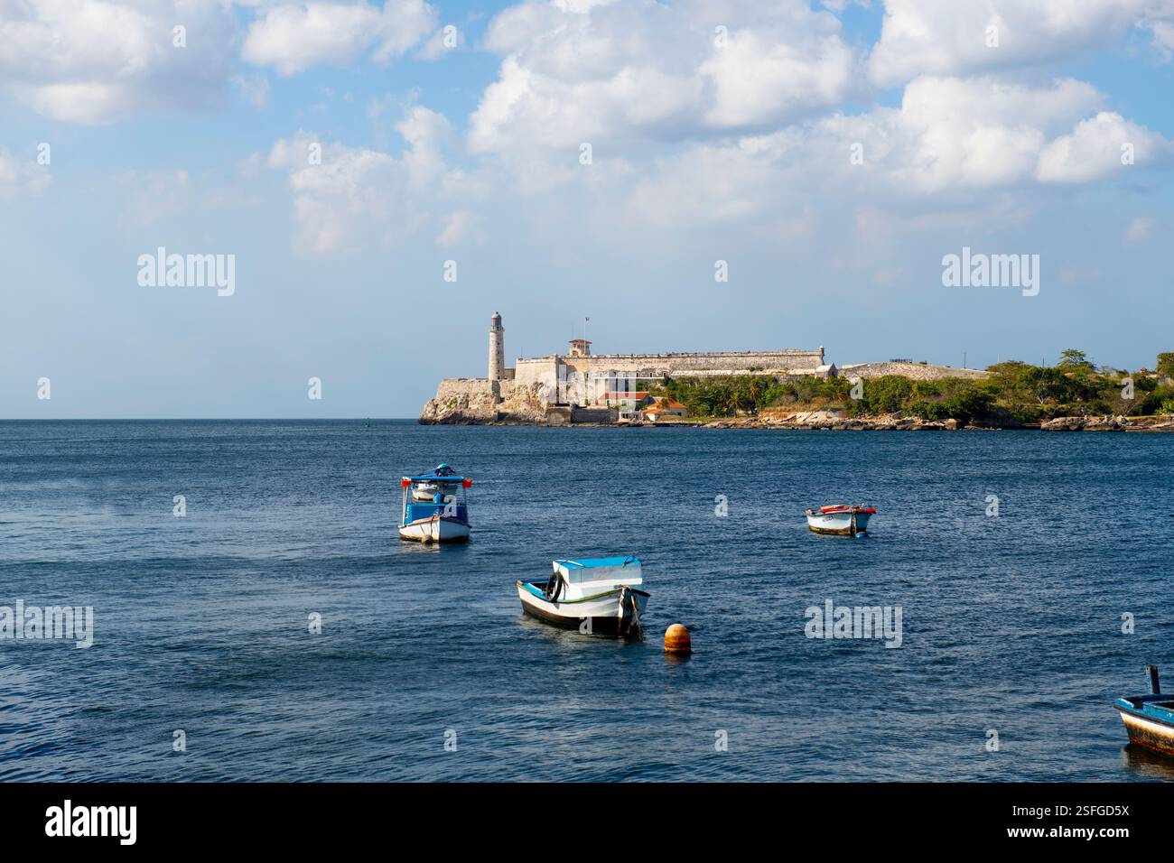 Leuchtturm (Faro) am Castillo de los Tres Reyes del Morro an der Mündung des Hafens von Havanna in Old Havanna (La Habana Vieja), Kuba. Das alte Havanna ist ein World H Stockfoto