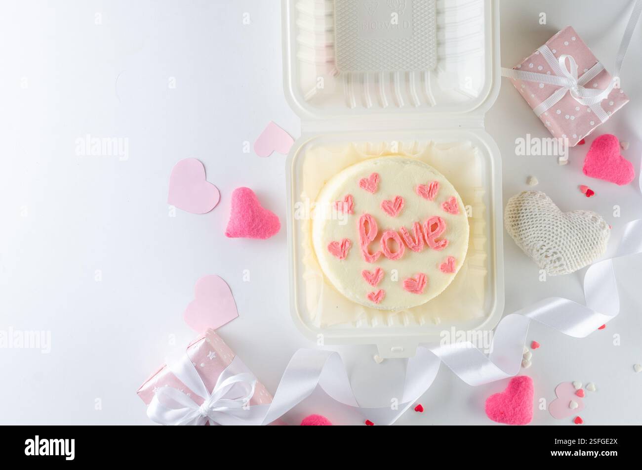 Kleiner Kuchen mit „Love“-Aufschrift. Kuchen zum Valentinstag, Muttertag oder Geburtstag. Romantischer Bento-Kuchen für zwei Stockfoto