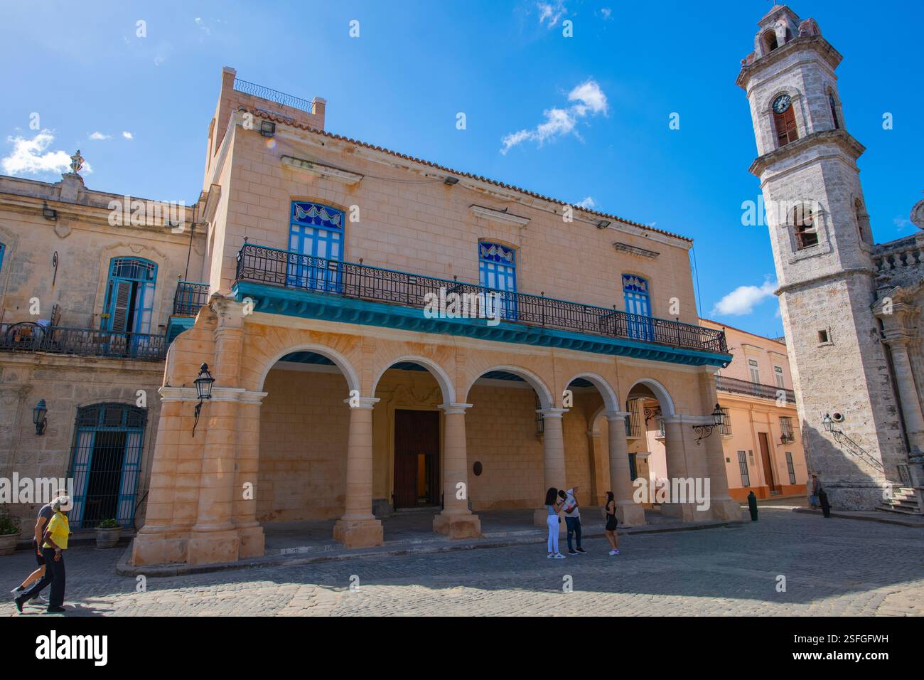 Der Palacio de los Marqueses de Aguas Claras befindet sich auf der Plaza de la Catedral in Old Havanna (La Habana Vieja), Kuba. Das alte Havanna gehört zum Weltkulturerbe S Stockfoto