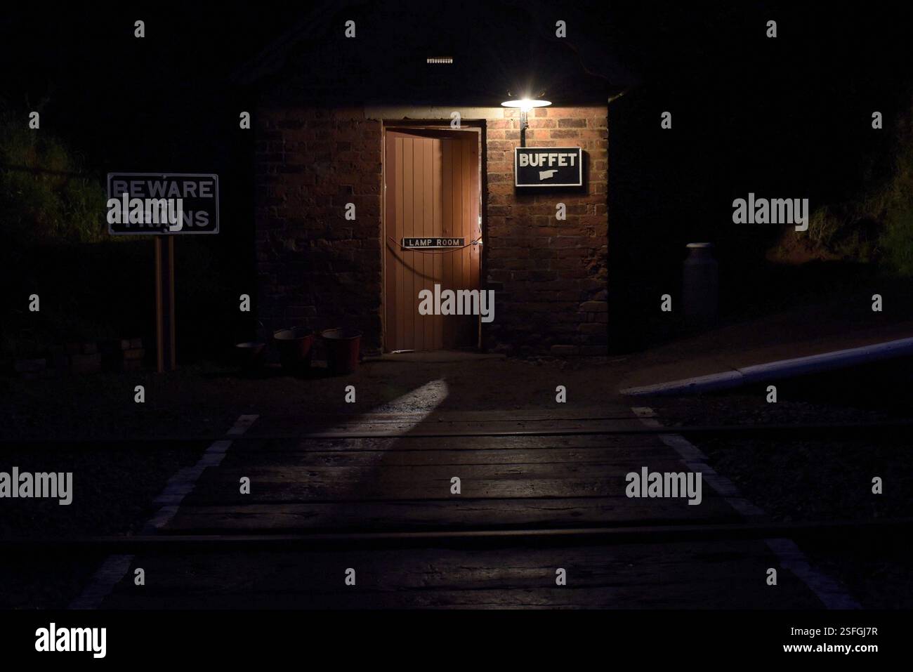 Lampenraum und Vintage-Schilder beleuchtet durch Öllampen an der Eardington Station, Severn Valley Heritage Railway, Shropshire, der einzigen britischen Station mit Öllampen Stockfoto