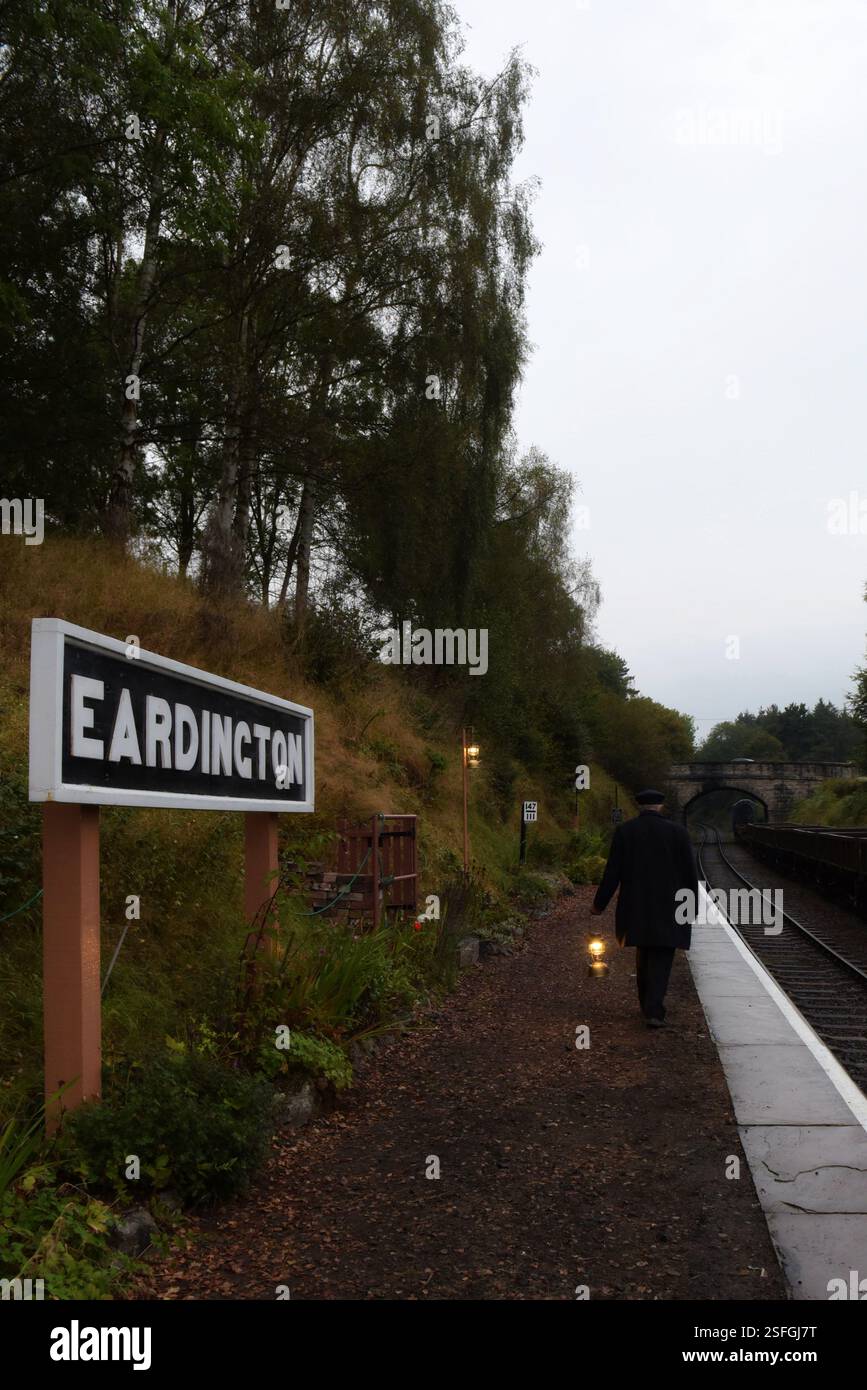 Freiwillige Mitarbeiter der Station zündeten Vintage-Öllampen an der Eardington Station, Severn Valley Heritage Railway, Shropshire, an, der einzigen britischen Station, die mit Öllampen beleuchtet ist Stockfoto