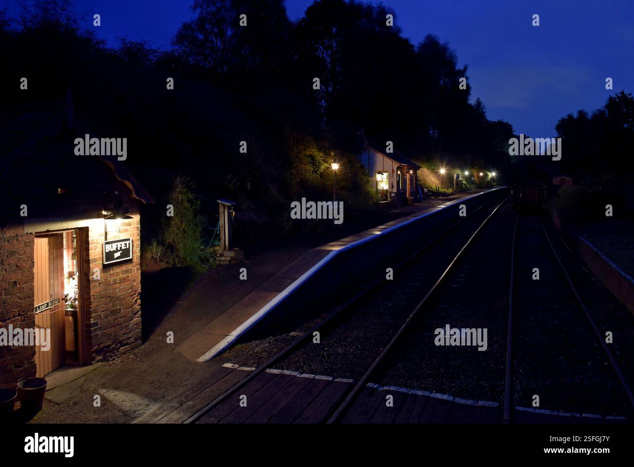 Abenddämmerung beleuchtet von alten Öllampen an der Eardington Station, Severn Valley Heritage Railway, Shropshire, der einzigen britischen Station, die von Ölbeleuchtung beleuchtet wird Stockfoto